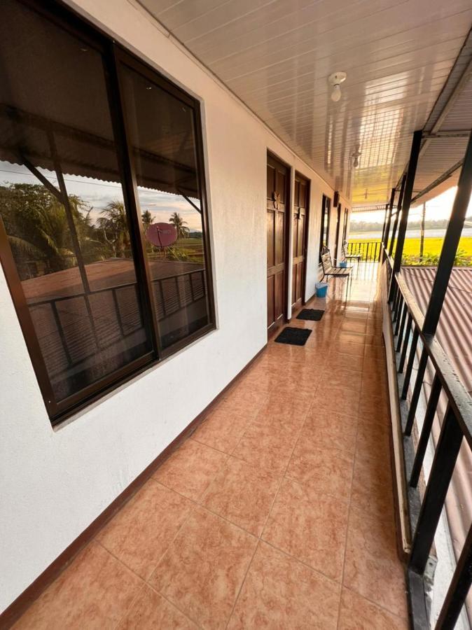 Cabinas Playa Bandera Bed & Breakfast Parrita Exterior photo